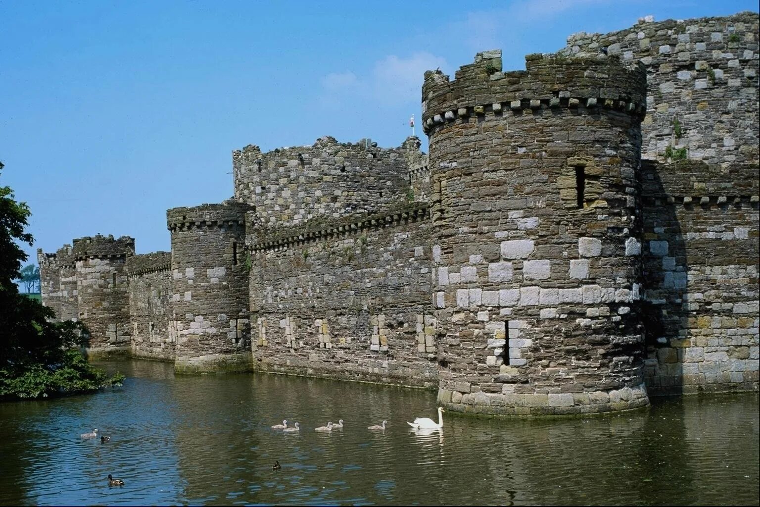 Крепости древности. Замок Англси Уэльс. Stone Castle (каменный замок). Каменная крепость Анамур. Хмельник каменный замок.