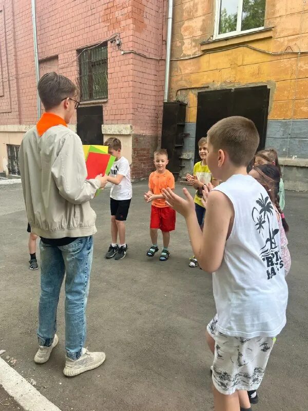 А барто друг напомнил мне вчера стихотворение. Напомните ребят. Мемы про контрольную работу. Мем пацан наркоман без надписей. Круг с надписью дружина юных пожарников.