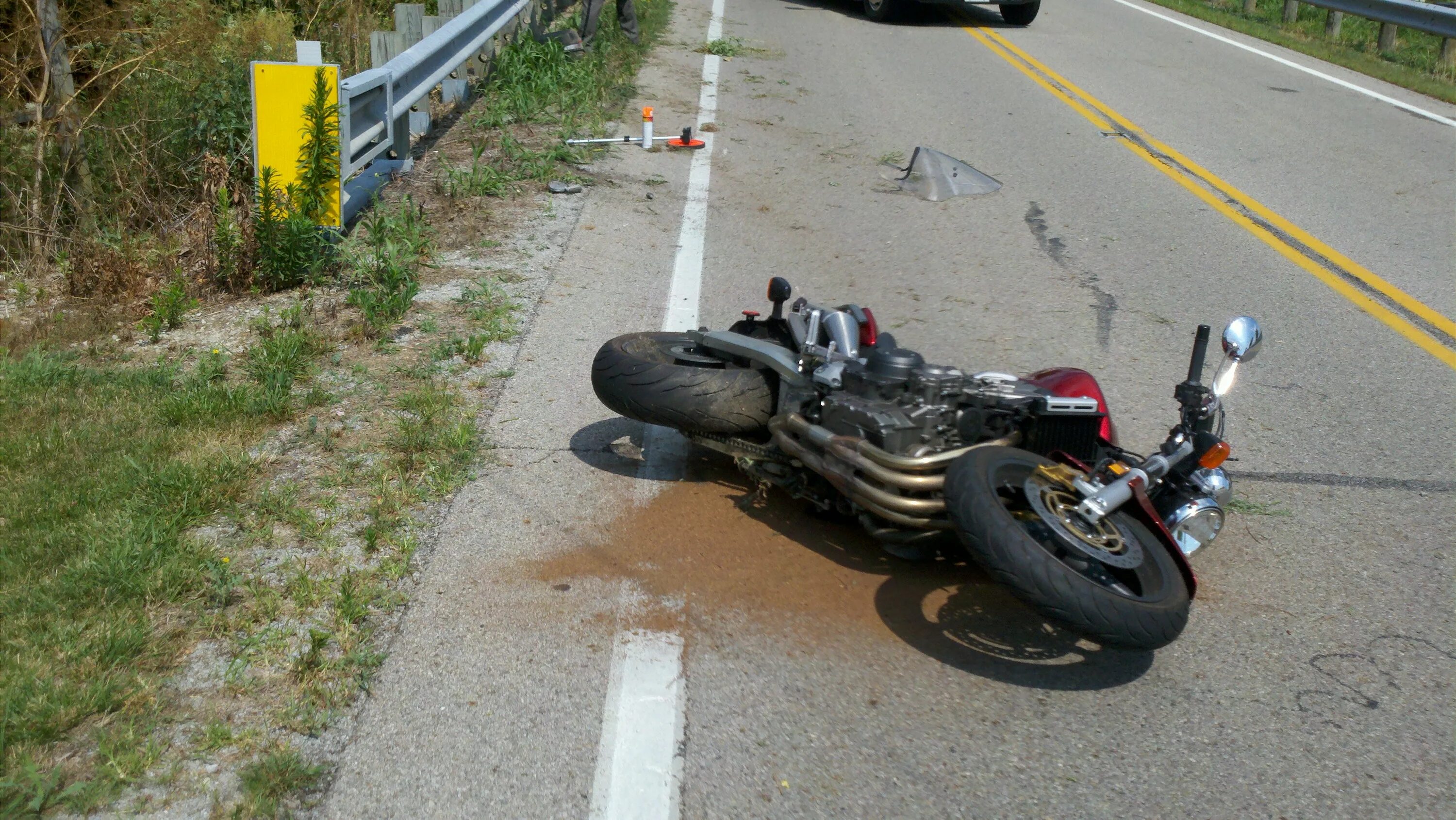 Мотоцикл лежит на дороге. Разбитый мотоцикл на дороге. Стучит мотоцикл