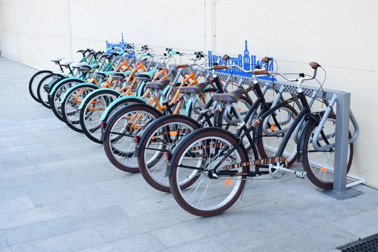 много велосипедов. магазин велосипедов и самокатов. магазин велосипедов. велосипед city comfort 28. рынок велосипедов.