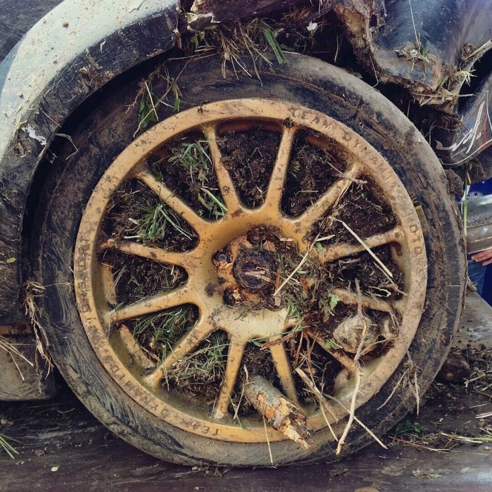 Колеса прикол. Прикольные колеса. старое колесо автомобиля. угарные колеса. колесо от старинного автомобиля.