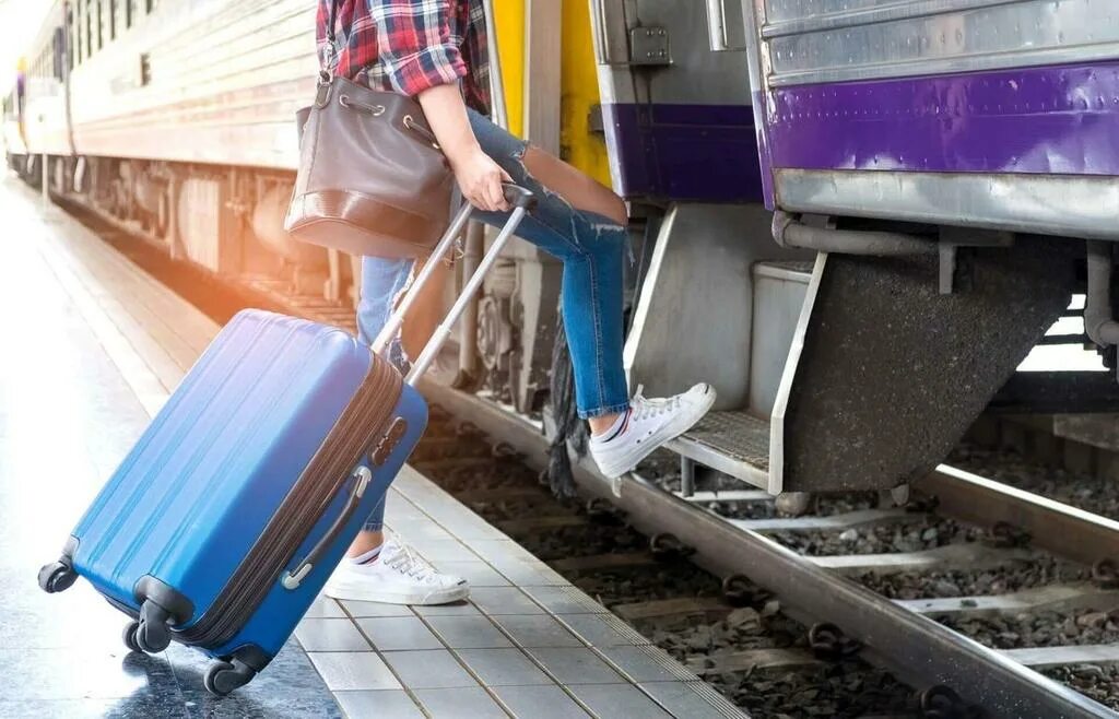 Правила перевозок багажа железнодорожным транспортом. Чемодан поезд. Багаж в поезде. Пассажиры в поезде. Посадка в поезд.