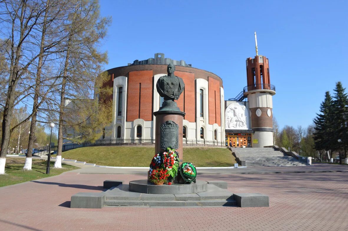 Картина г жукова. Город Жуков музей Жукова. Памятник Жукову в Жукове Калужской области. Музей г к Жукова в Калужской области. Жуков музей Калужская область.