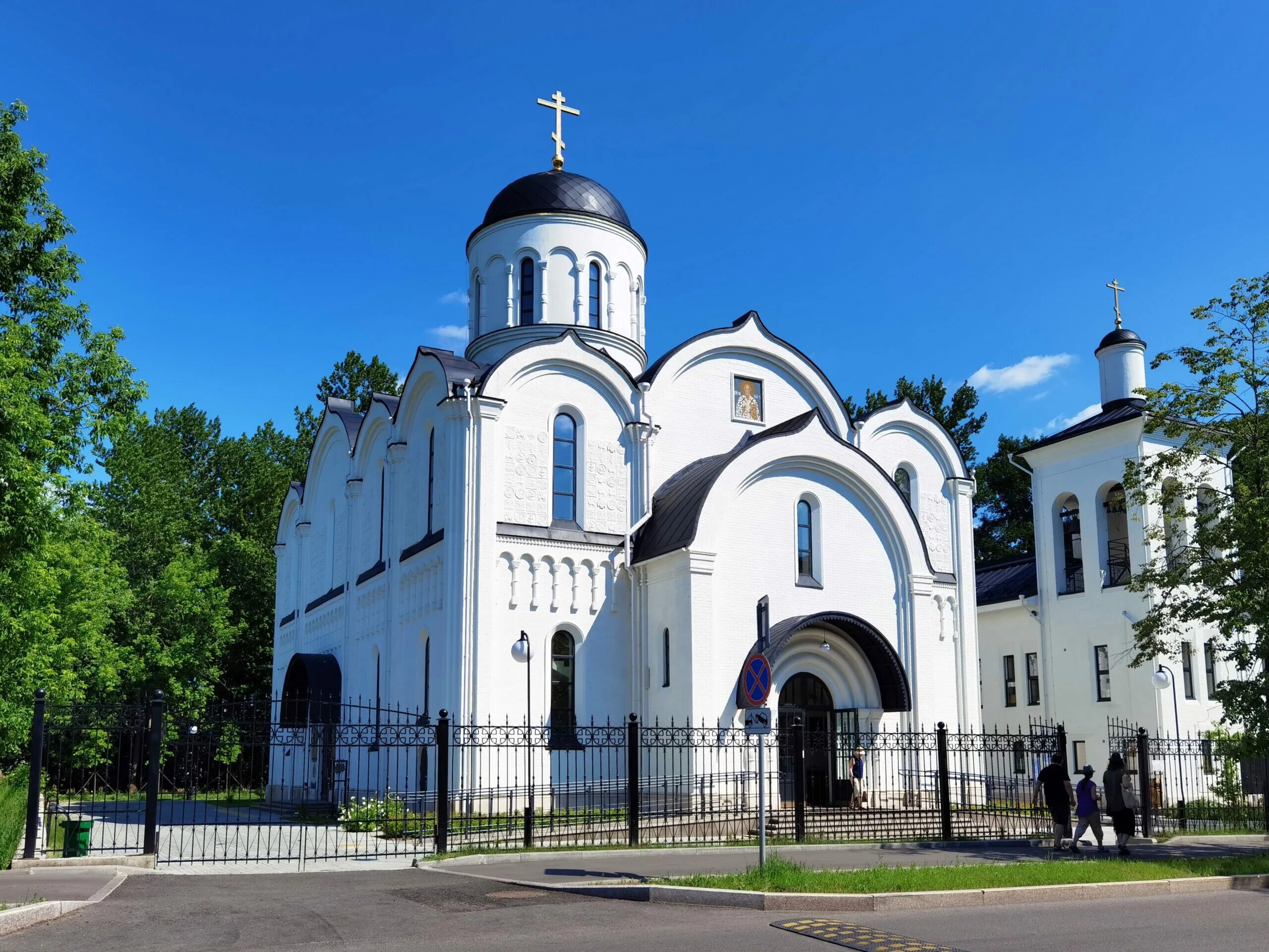 Храм святого владимира в тушино. Храм на лодочной в Тушино. Никольский храм в Тушино Москва. Церковь евангелистов в Тушино.