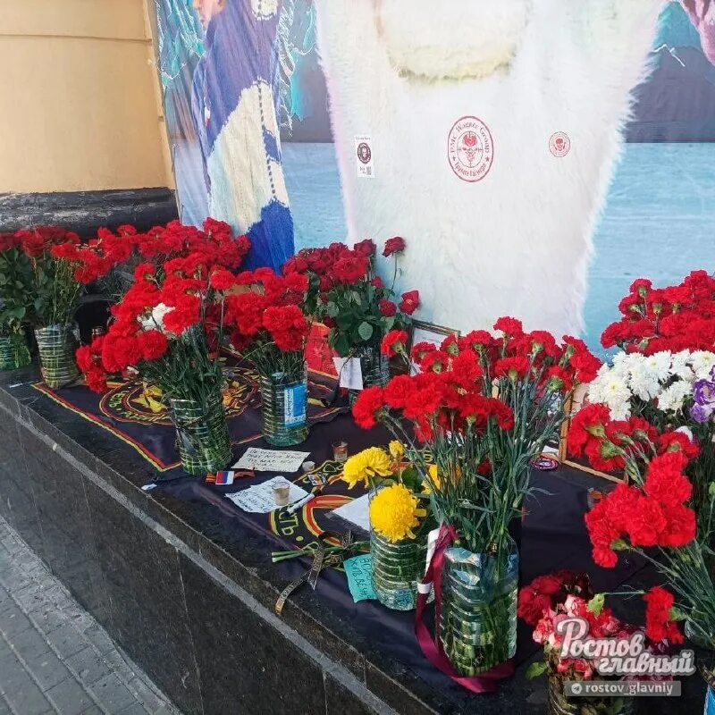 Стихийный мемориал пригожину. Стихийный мемориал в ростове на дону. Вагнер мемориал в ростове. Стихийный мемориал крокус. Стихийный мемориал крокус.