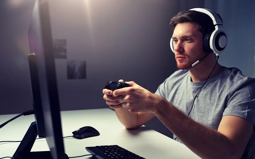 Опасность видеоигр. Человек играющий в компьютер. На чем может играть человек. Геймер за компом. На чем может играть человек.