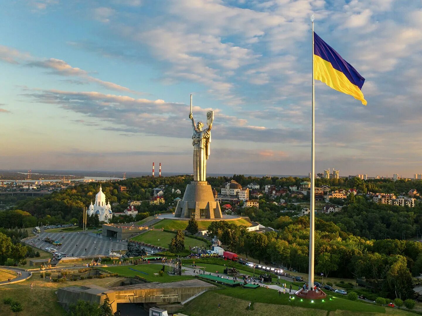 Крупные украинские города. Киев флаг Украина Родина. Родина-мать (Киев). Киев Родина мать флаг. Родина мать в Украине с флагом.