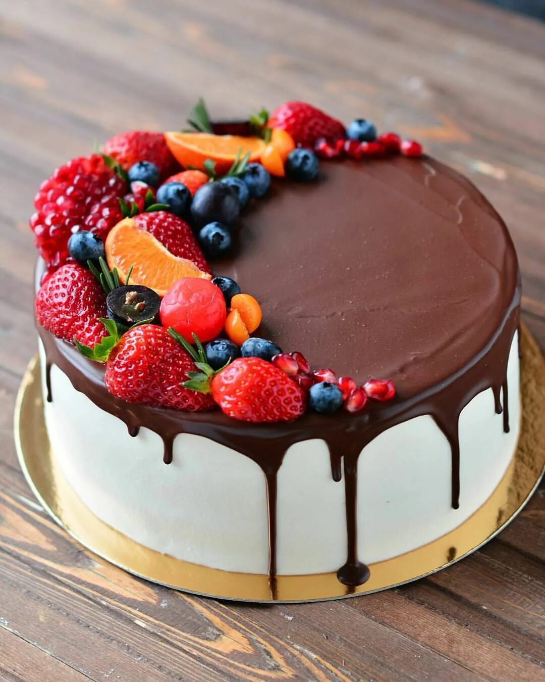 Fresh cakes. Украшение торта. Украшение торта ягодами. Стильное украшение торта. Торт с фруктами.