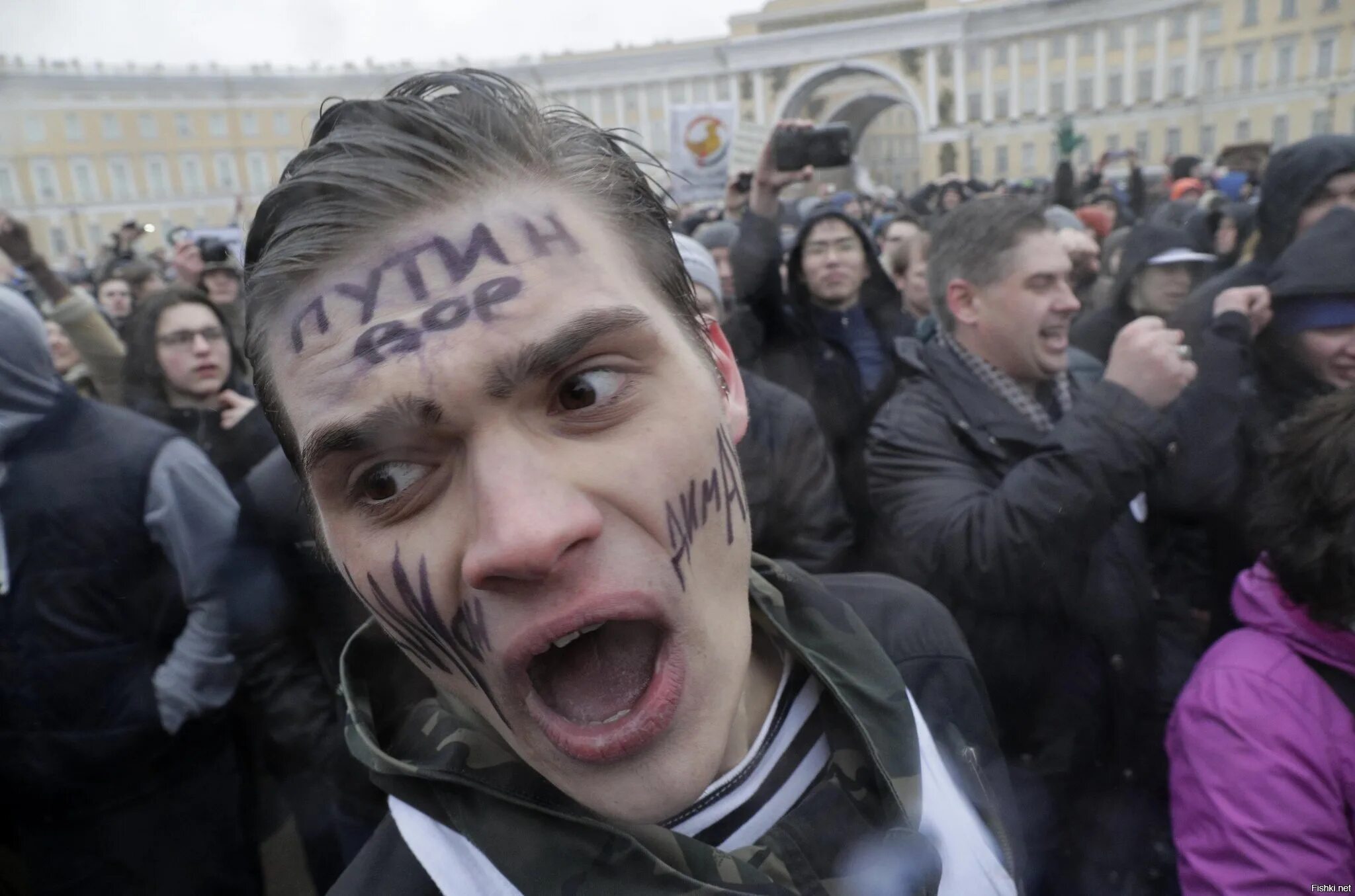 Дебилы на митинге. Фанаты Навального. Навальнята на митинге. Тупые навальнята. Уроды россии