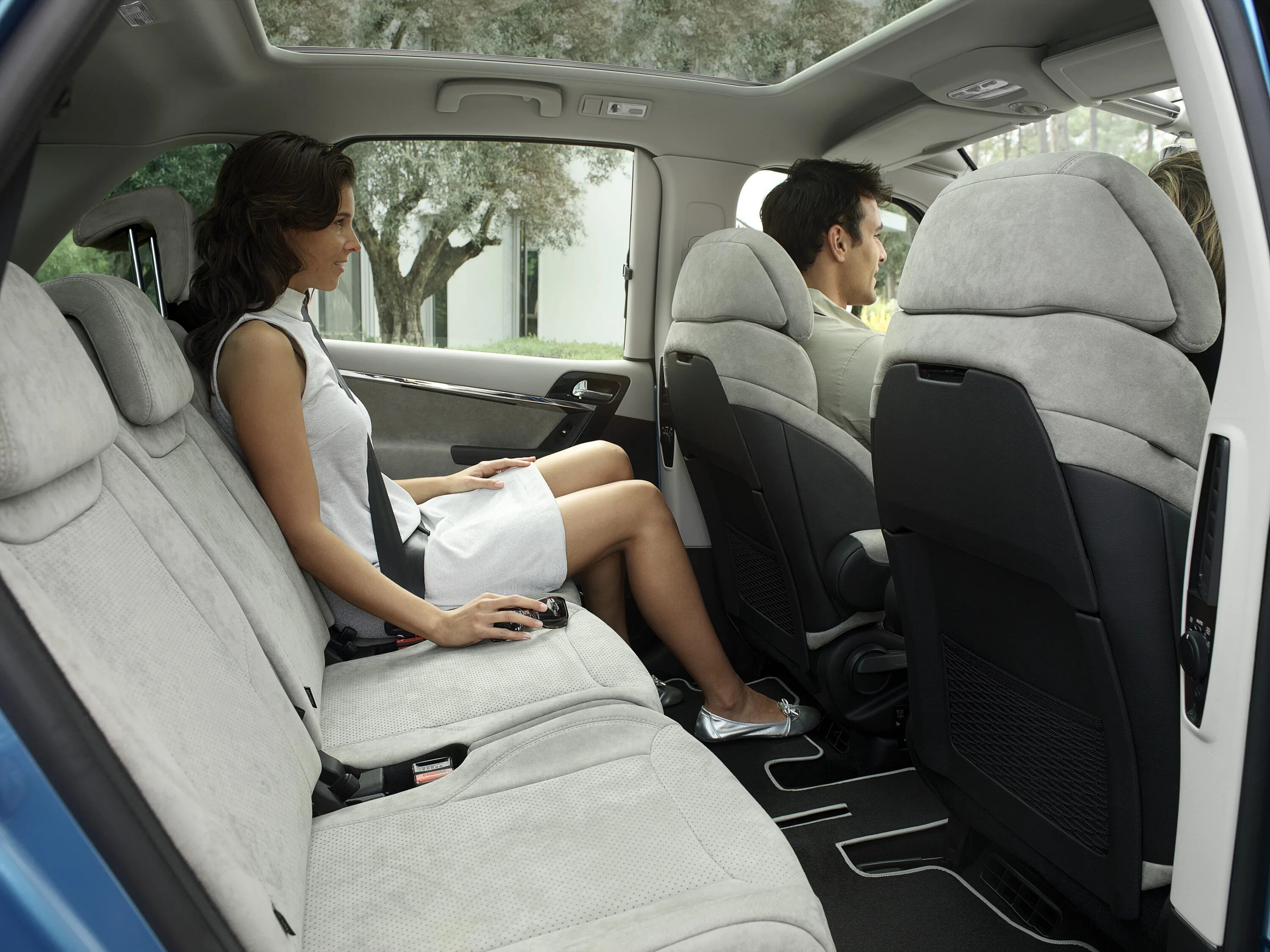 Девушка на заднем сидении авто. Заднее сиденье машины. Женщина на пассажирском сидении. Комфорт в автомобиле.