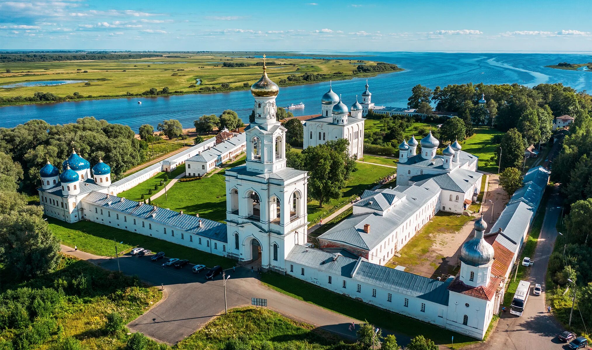 Экскурсия в новгород на 2 дня. Юрьев монастырь в Великом Новгороде экскурсии. Юрьев Георгиевский монастырь. Вид на Юрьев монастырь Великий Новгород. Юрьев монастырь в Великом Новгороде фото экскурсии.