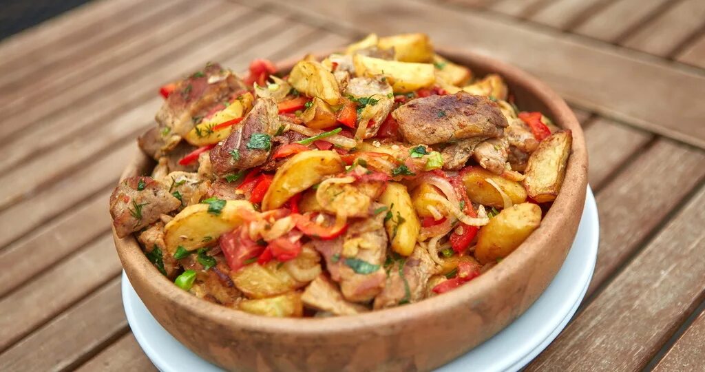 Оджахури на кеци. Оджахури готовить. Грузинская кухня оджахури. Оджахури готовить. Сковородка оджахури.