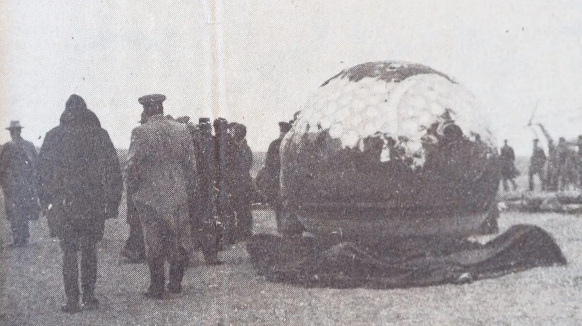 Первая награда гагарина после приземления. Приземление Гагарина 1961. Фото приземления Юрия Гагарина. Капсула Гагарина после приземления.