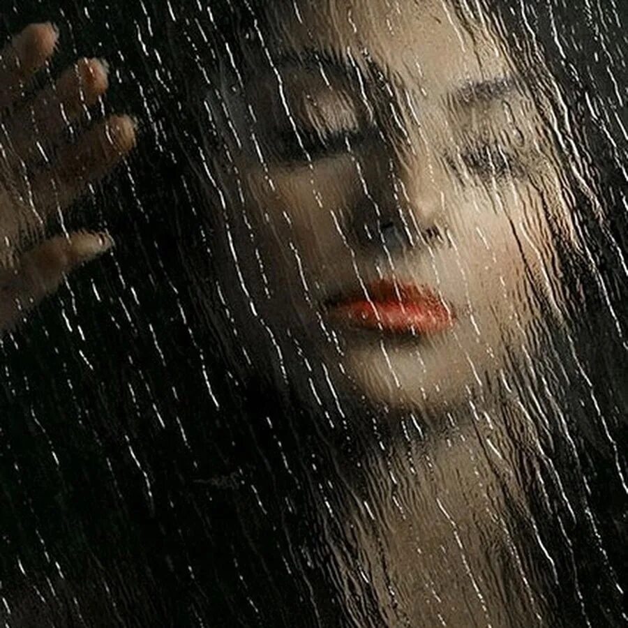 Девушка под дождем. Девушка дождь. Девушка за мокрым стеклом. Фотосессия с мокрым стеклом. Дождик молчит