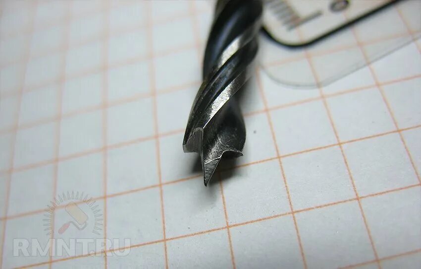 Заточить сверло по дереву с центрирующим кончиком. Заточка сверла по дереву. заточка винтового сверла по дереву. заточить сверло по дереву. заточка сверла по дереву спираль.