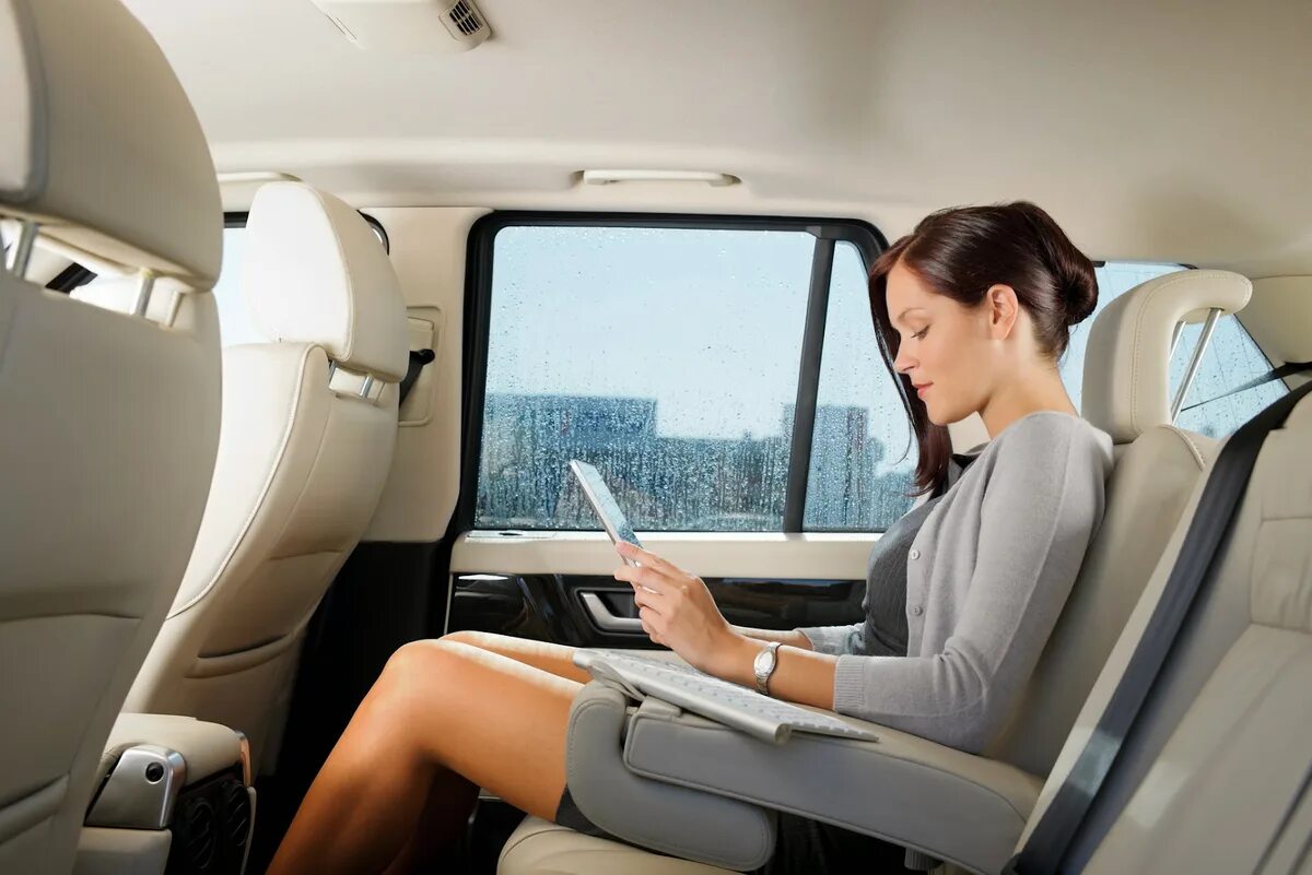Seat (plano): dark blue / brown. Трансфер. Девушка в машине. C. Backseat перевод.