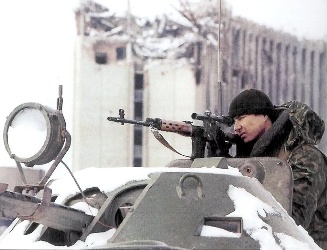 Бывший снайпер. Чечня 1995 штурм грозного. снайпер. чечня грозный 1995 спецназ. грозный 1995 спецназ русь.