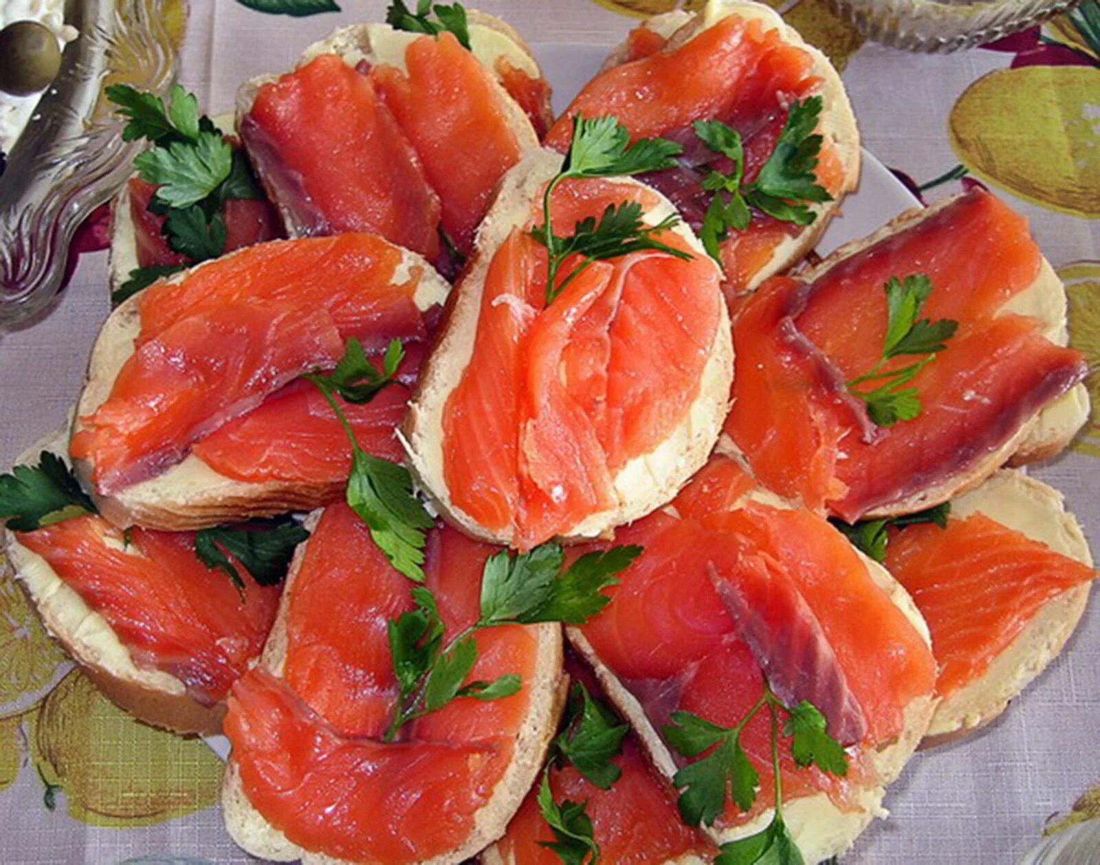 Салат с красной рыбой. Красивая закуска из красной рыбы. Что приготовить с красной рыбой. Лосось с сыром. Фингер фуд с красной рыбой.
