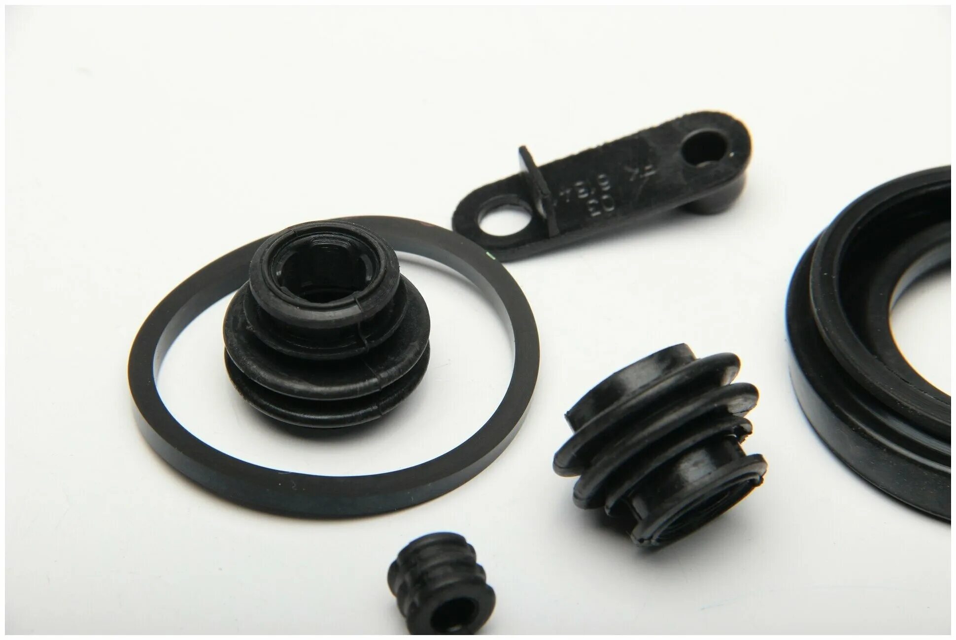 Chevrolet trailblazer 2005 4. Манжета суппорта. Манжета тормозного суппорта cf moto. Ремкомплект суппорта тормозного переднего ваз 1111. Манжета суппорта.