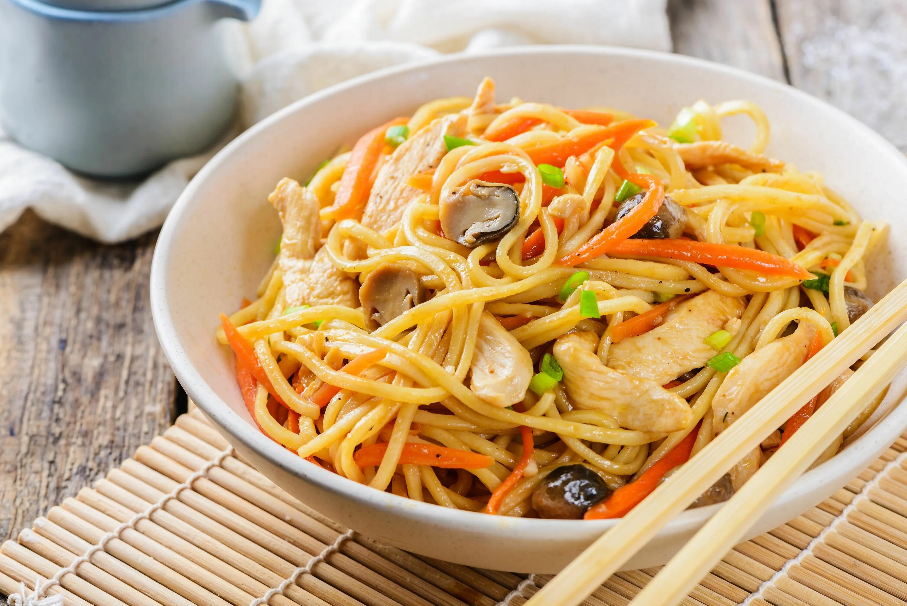 Лапша chicken. Чикен нудл. Нудл с курицей. Lo Mein лапша. Chicken Noodles with Chow Mein.