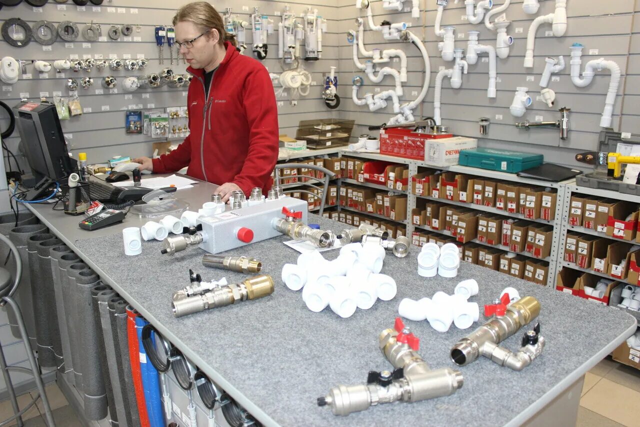 мастер по ремонту. продавец в магазине сантехники. сантехника магазин реклама. продавец бытовой техники. розничные магазины сантехники.