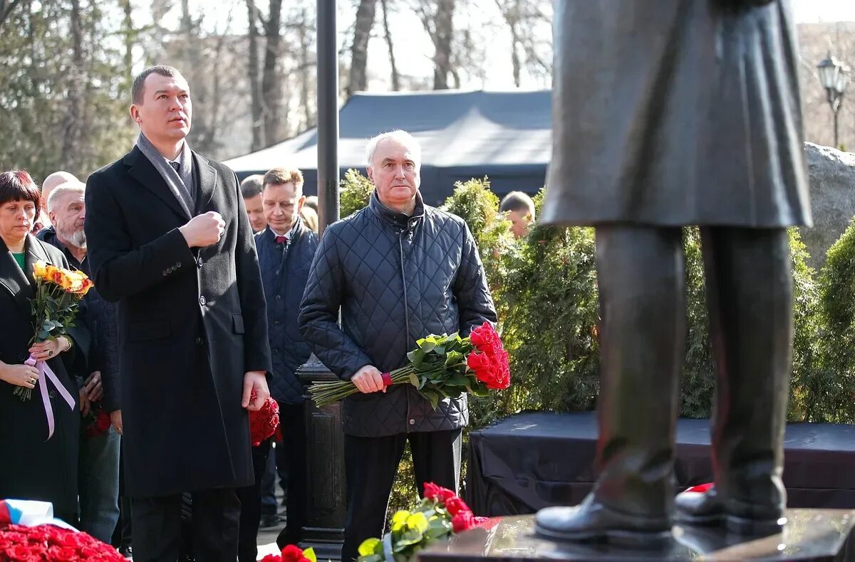 Памятник Владимиру Жириновскому на Новодевичьем кладбище. Открыли памятник Жирин.