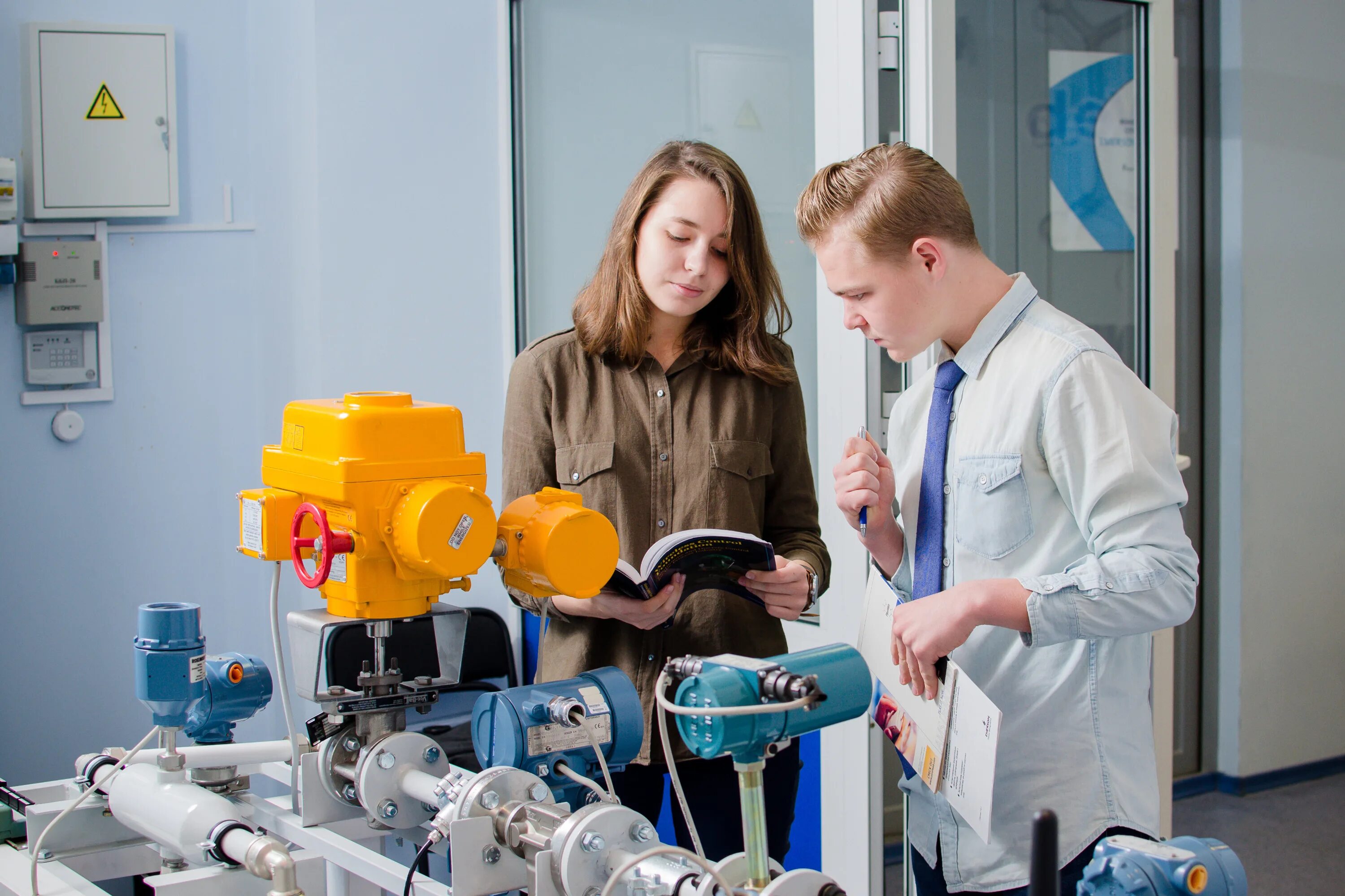 Инженер. Отучиться на инженера. Фабрика инженеры. Инженерные профессии. Фабрика инженеры.