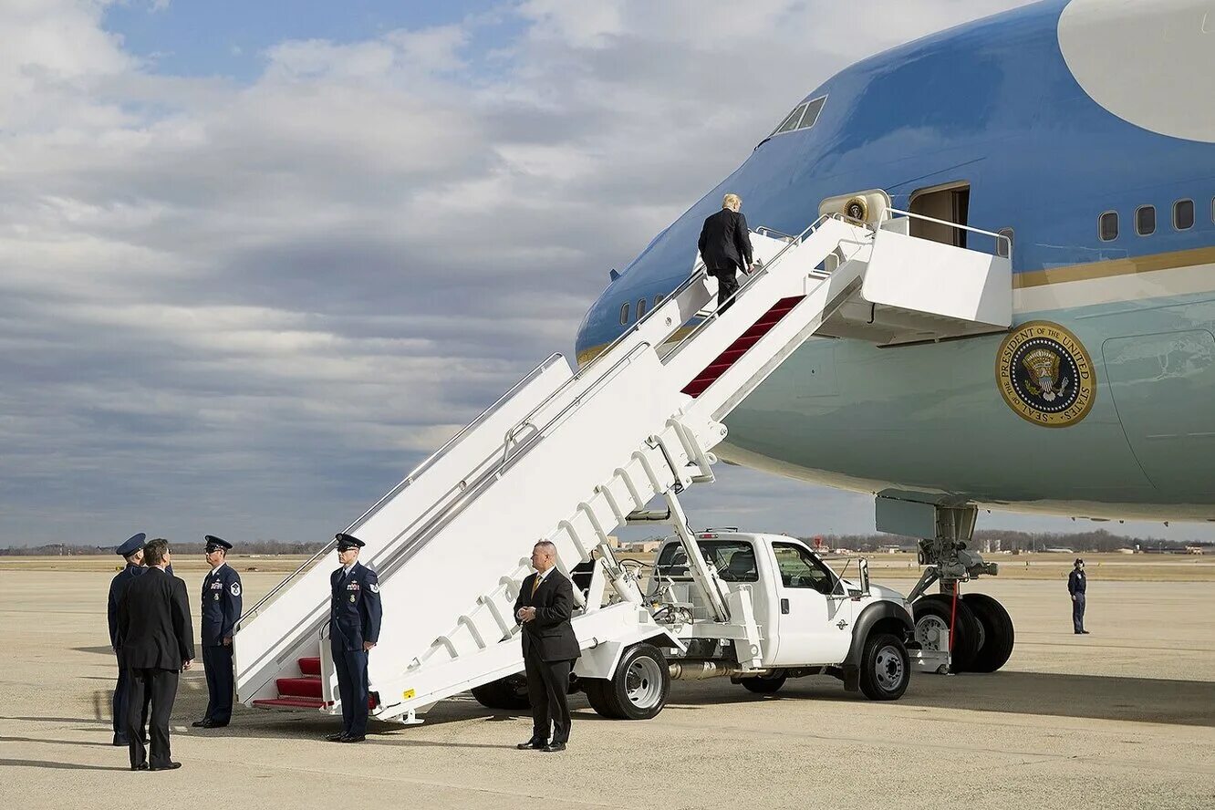 Самолет президента США. Борт номер 1 американского президента. Ил-96 президентский борт. Сопровождение самолета.