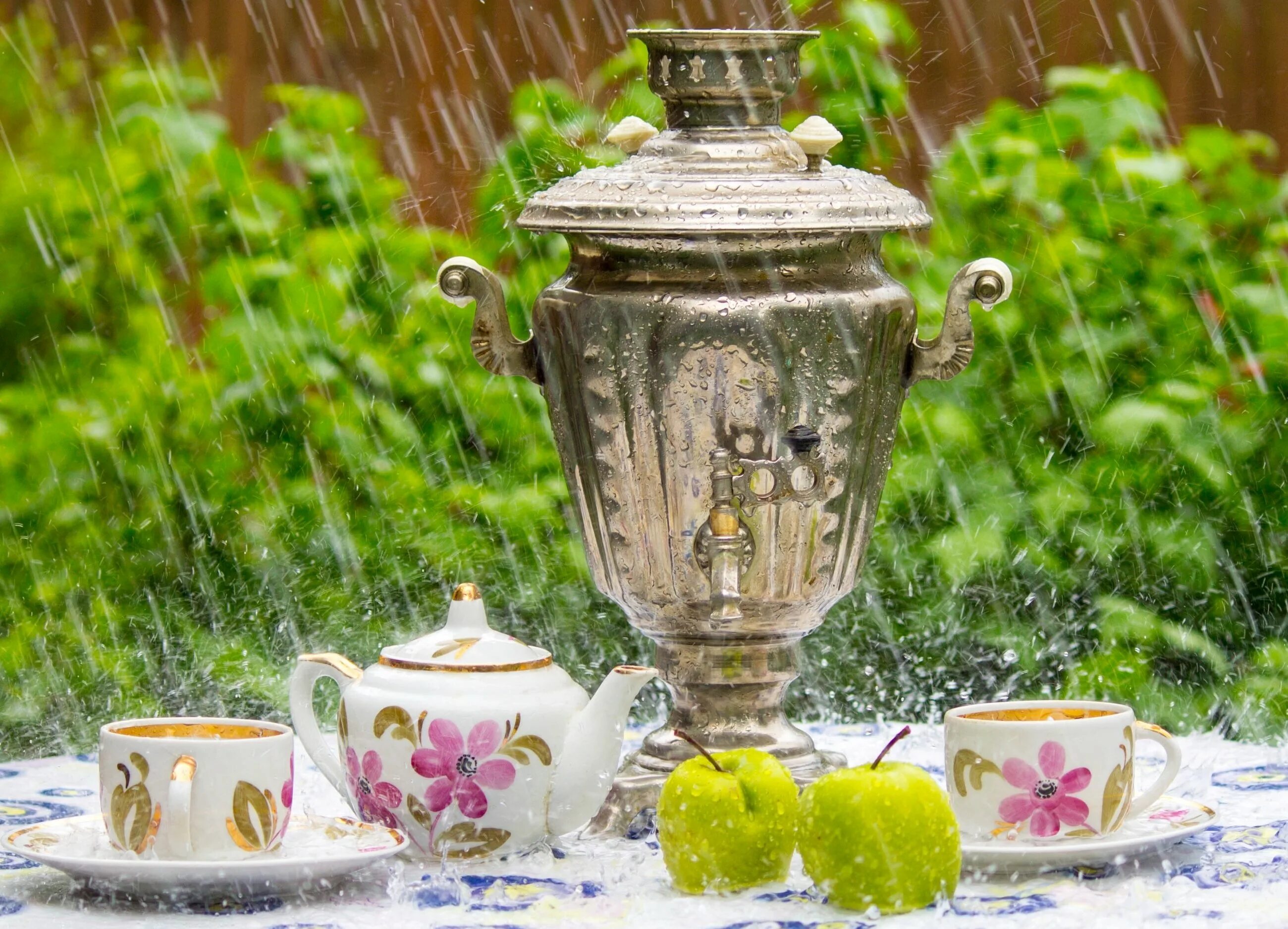 Чаяпития или чаепития как правильно. Чаепитие с самоваром. Чаепитие в саду. Самовар на природе. Самовар в саду.