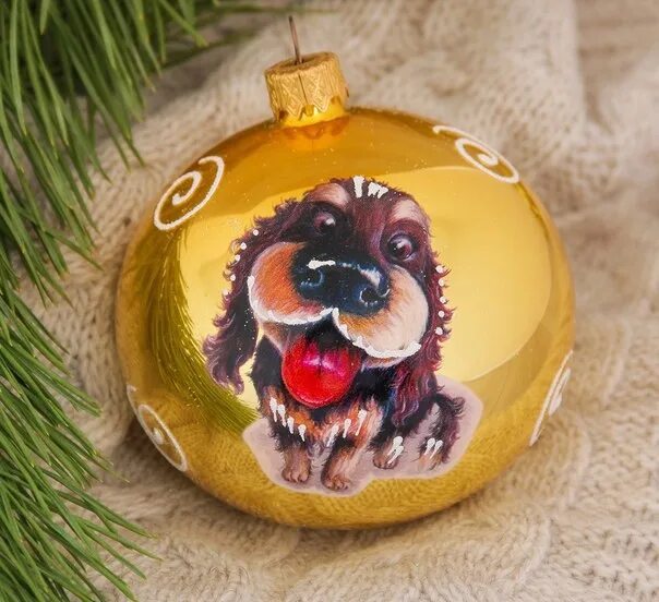 Собака в шаре. Новогодний шар с собакой. Елочный шар с собачкой. Шар новогодний с собачками. Собачка с елочным шариком.