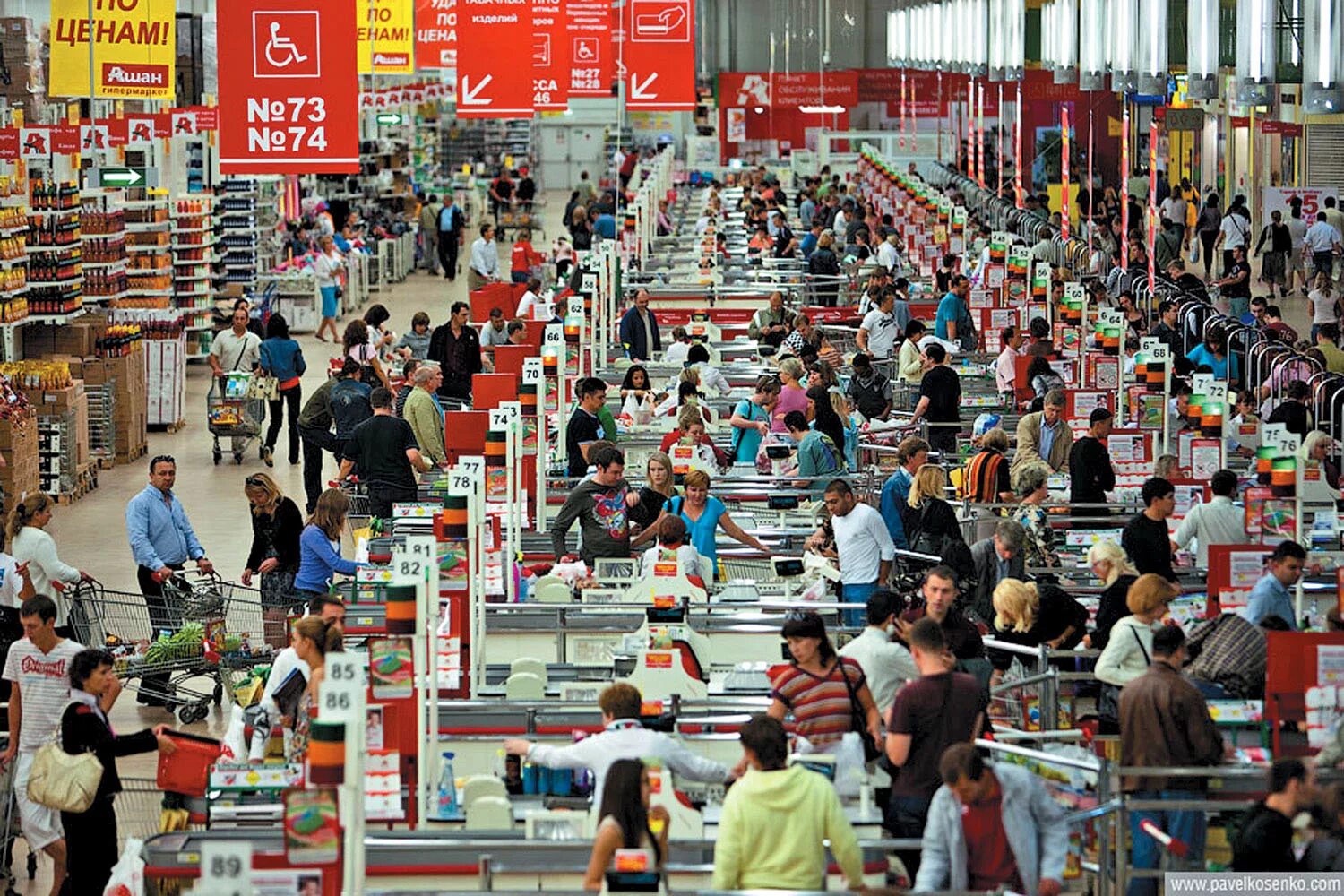 Стоять в торговых рядах. Много людей в супермаркете. Очередь в супермаркете. Очереди в гипермаркетах. Большие очереди в магазине.