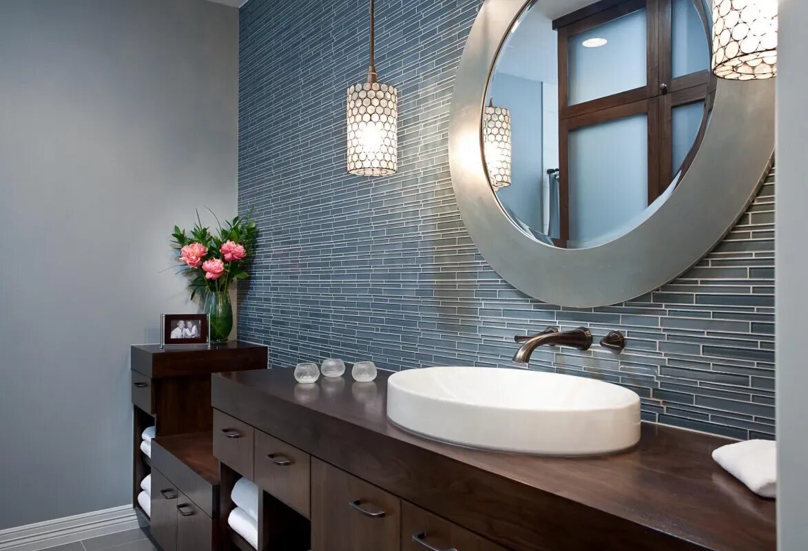 Подвесное зеркало для ванной. Стильные Ванные комнаты. Светильники для ванной комнаты. Зеркало в ванную. Дизайнерские зеркала в ванную.