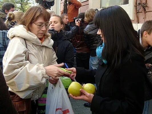 Раздача apple. Раздача яблок. раздавать яблоки.
