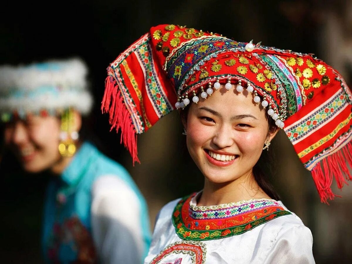 Чжуаны народ в Китае. Национальный костюм народа Мяо Китай. Этнический головной убор.