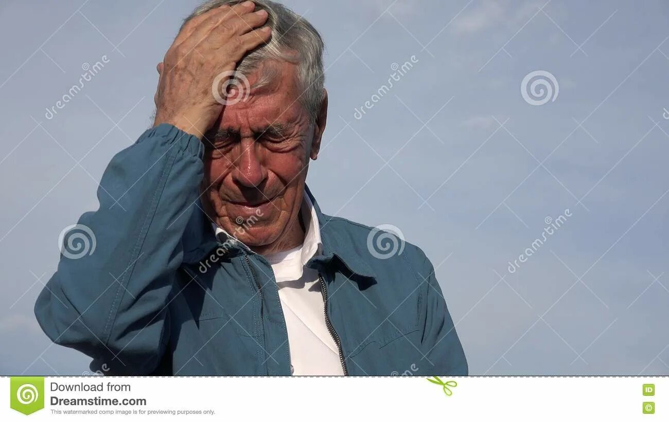Депрессия у пожилых людей. Crying old man. Давний более. Old grumpy woman. Давний более.