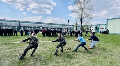 В игре по перетягиванию каната участвуют 4