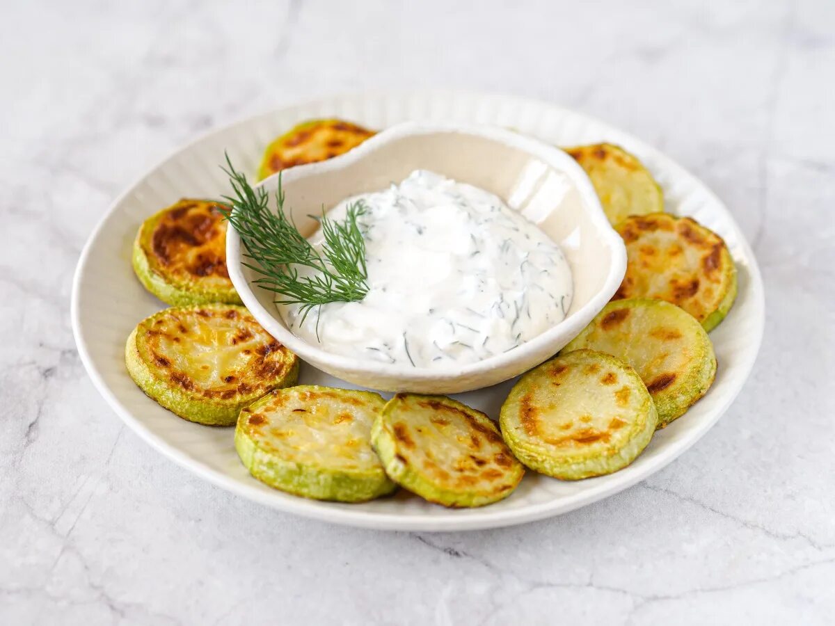 Кабачки цукини жареные. Жареные кабачки с чесноком на зиму. Кабачки дольками в духовке в панировке. Кабачки жареные с сыром. Кабачки на сковороде без масла.