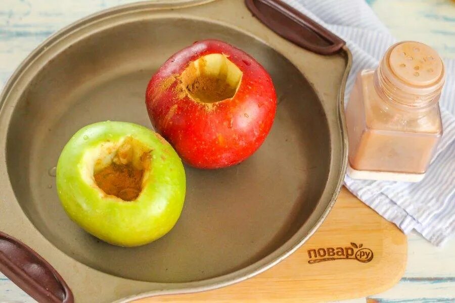 Печеное яблоко для ребенка. Запеченные яблоки для детей. Запеченное яблоко для прикорма. Яблоки запеченные кружочками. Яблоко в духовке для грудничка.