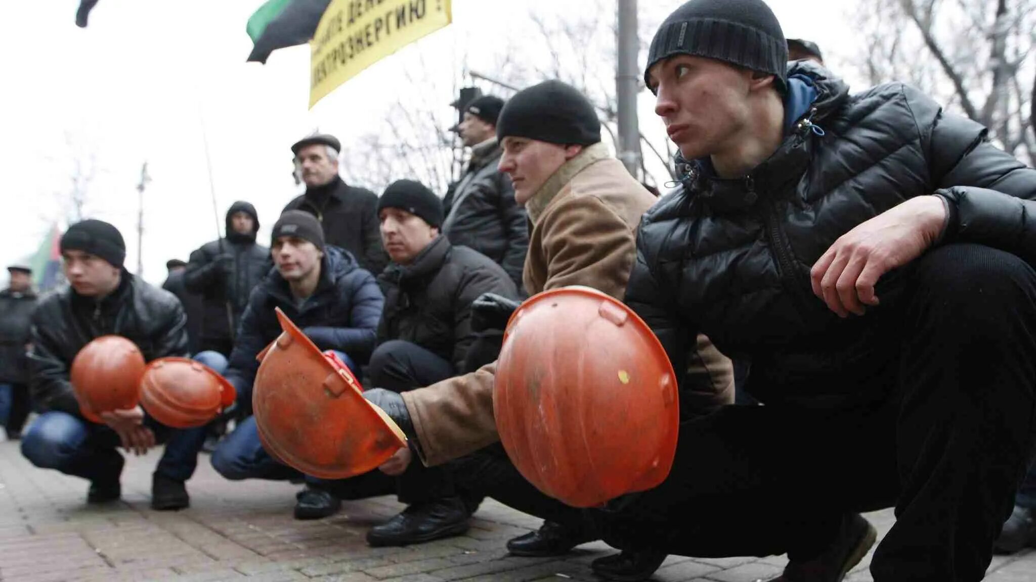 Бьют по каске