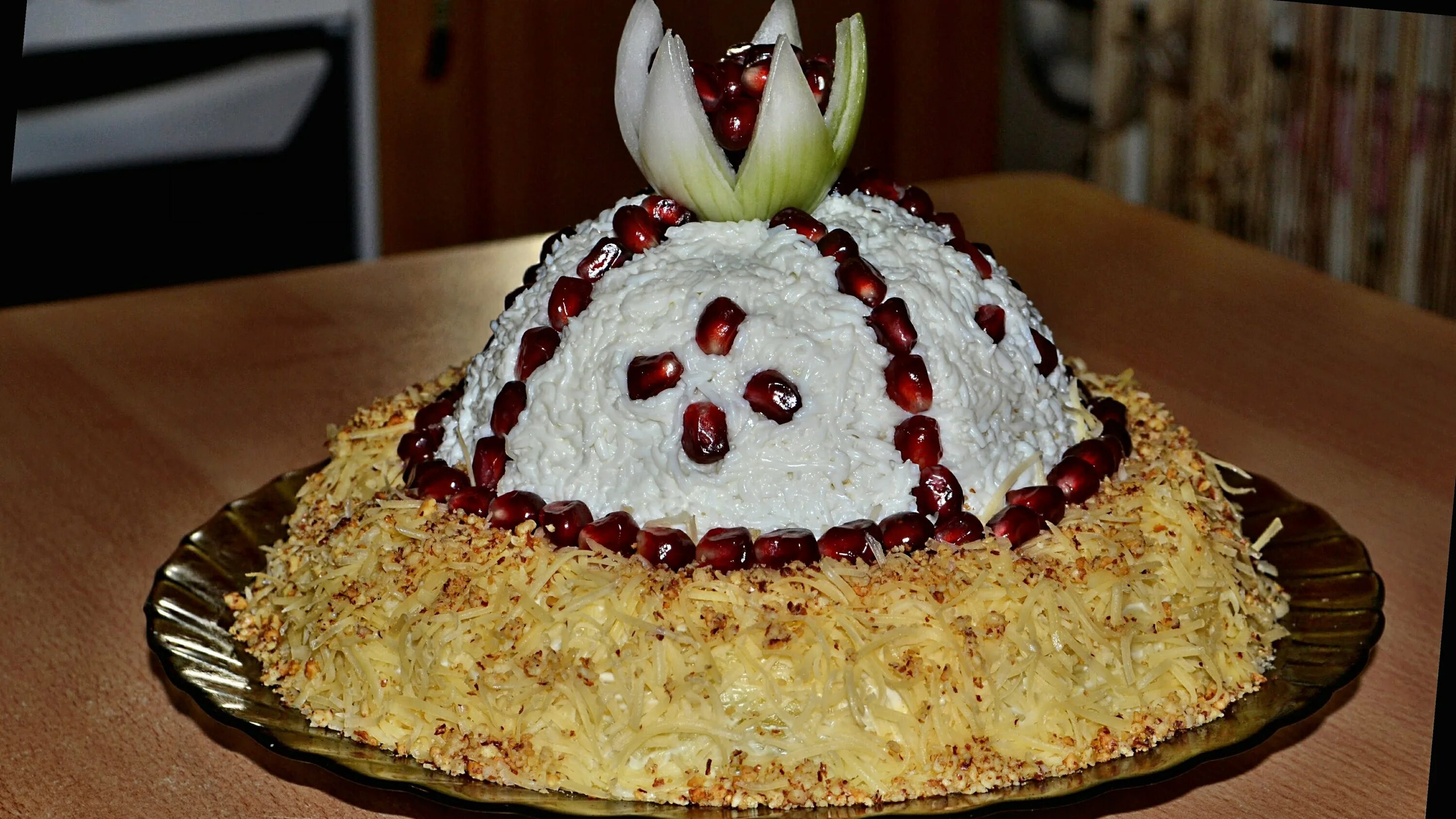 Шапка мономаха с изюмом и орехами. Салат шапка мономаха с гранатом. Салат шапка мономаха с гранатом и курицей. Шапка мономаха с изюмом и орехами. Салат мономах шапка мономаха.