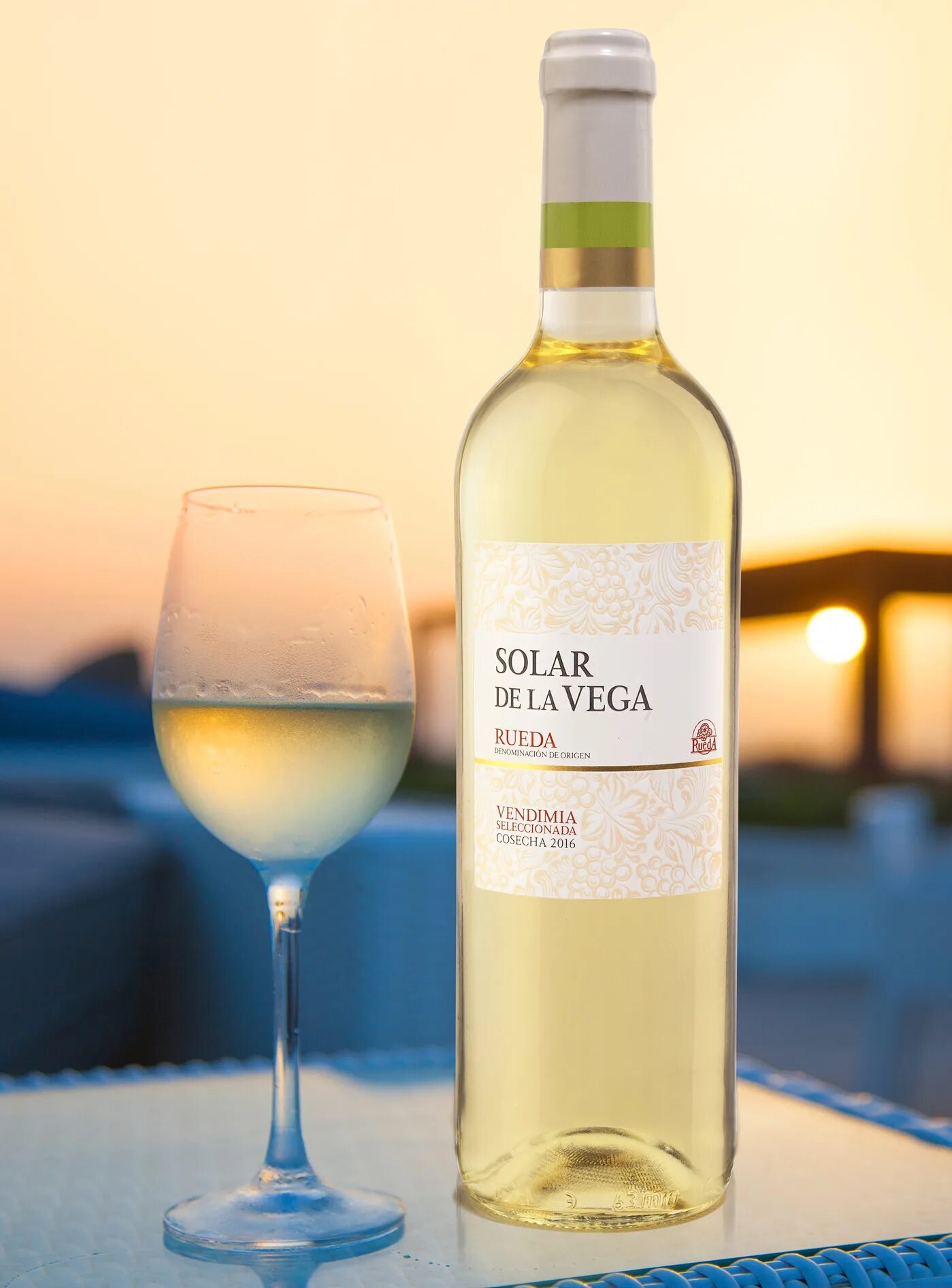 Вино Руэда Вега Рейна. Вино Испания Soave. Вердехо Солар де Ле Вега Руэда do. Белое вино Испания.