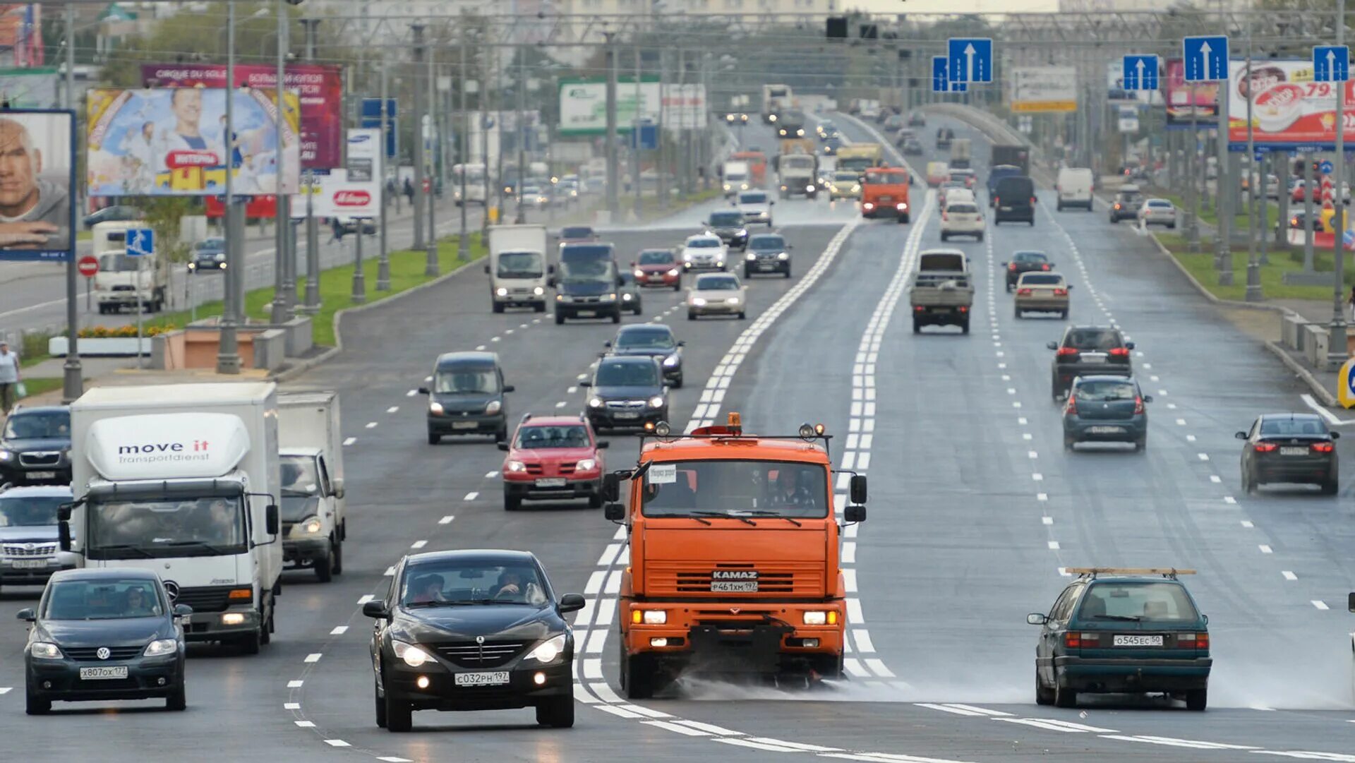 Можно ездить по московской области. Транспорт на дороге. Машина едет по дороге в городе. Поток машин на дороге. Автомобиль на дороге.