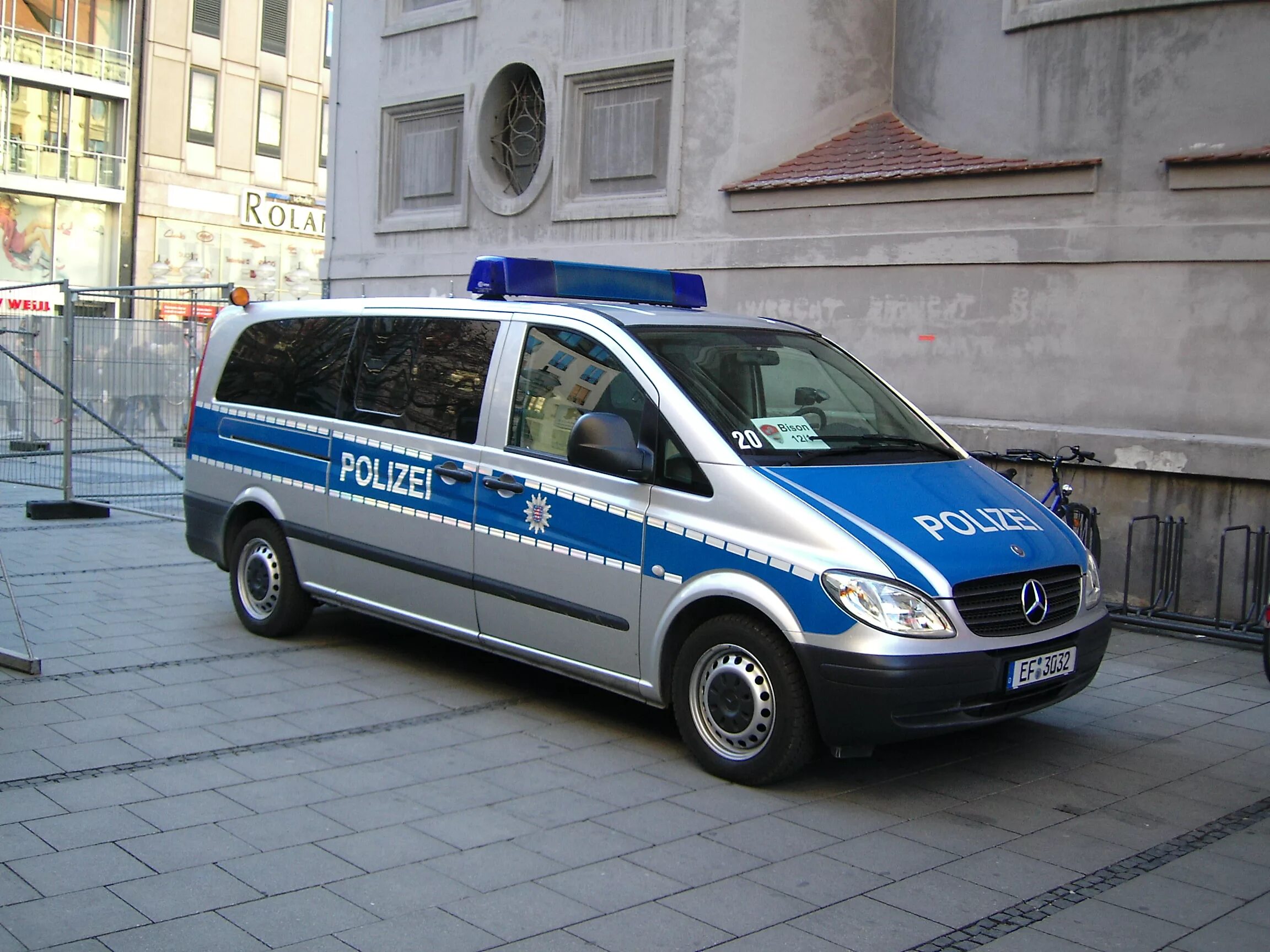 E polis. Мерседес полиция Германии. Mercedes Vito Police. Мерседес Polizei. Полизей Германия полиция.