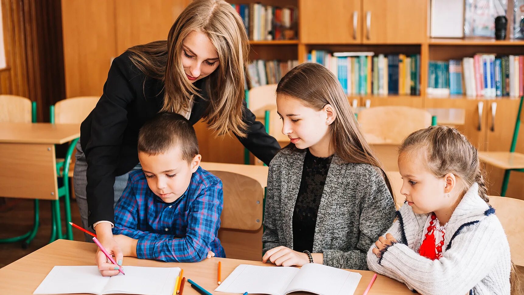 учителя с учениками п. учитель и дети. счастливые ученики и учитель. учителя с учениками п. учительница начальных классов.