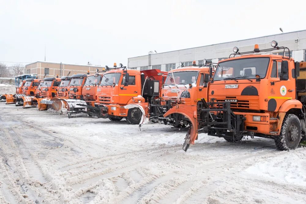 Гбу автомобильные дороги южного административного округа. Тушов денис владимирович гбу автомобильные дороги. Шуев андрей николаевич гбу автомобильные дороги. Автодор машина кдм. Дорожный рабочий.