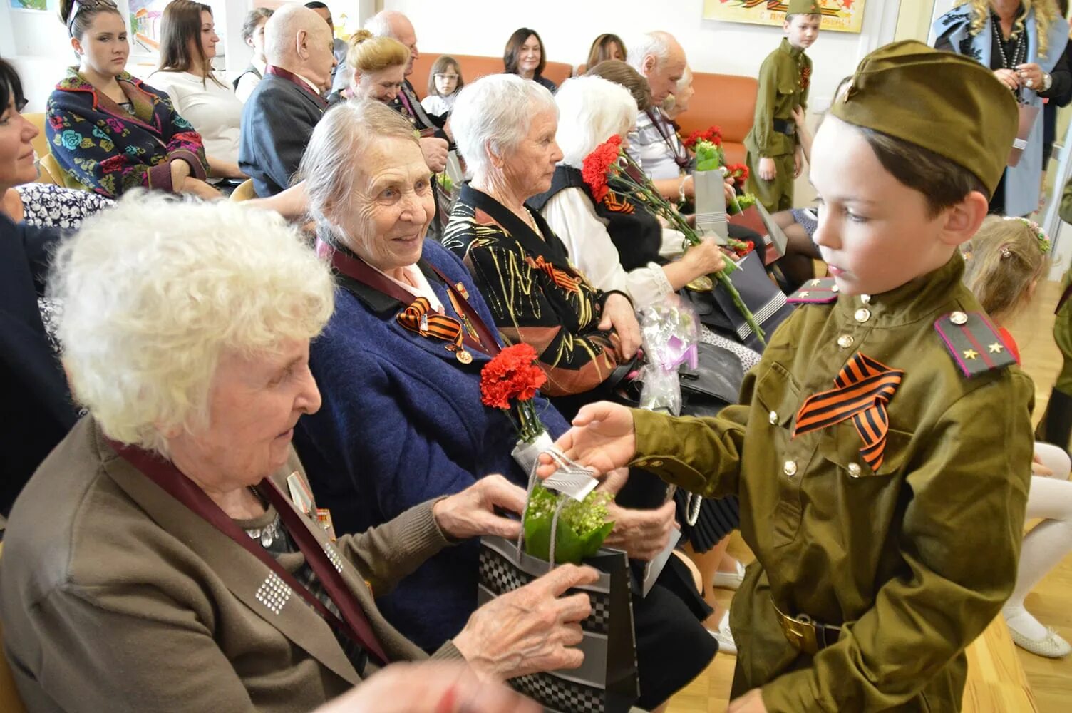 Инцидент ветеран. Встреча детей с ветеранами. встреча с ветеранами в школе. встреча детей с ветеранами вов.