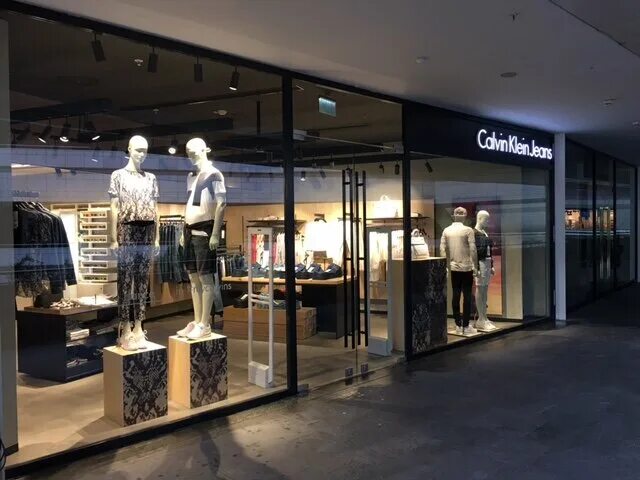Calvin klein одежда. Магазин calvin klein jeans в москве. Calvin klein внуково аутлет. Магазин ck calvin klein. Calvin klein jeans магазин.