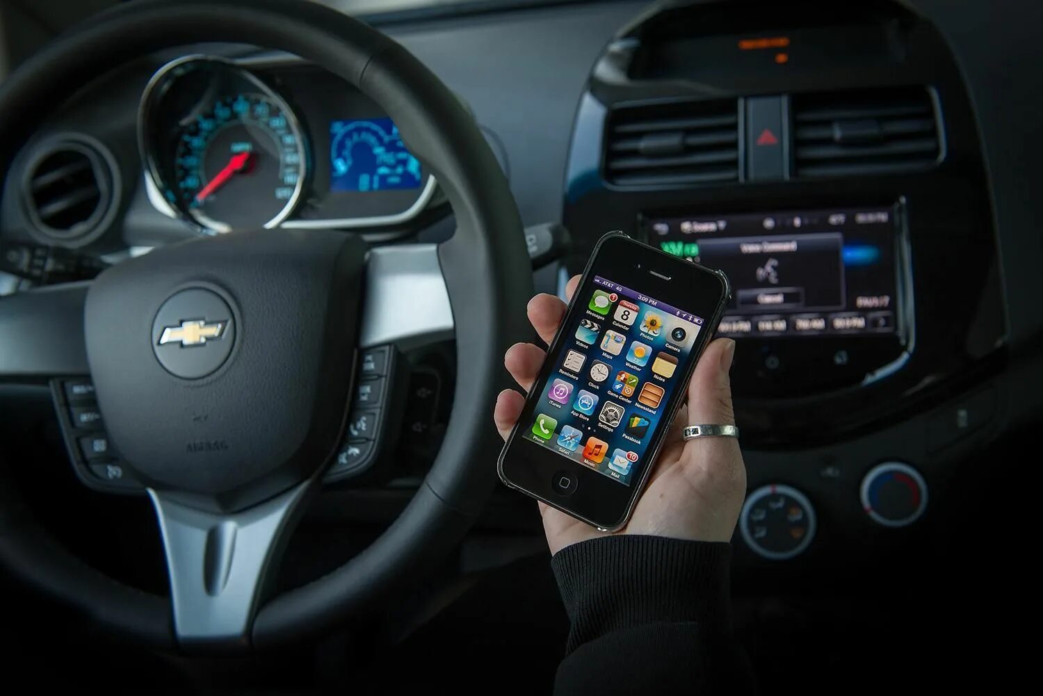Авто смартфоны. Голосовое управление автомобилем. система голосового управления в автомобиле. машина на голосовом управлении. машина apple.