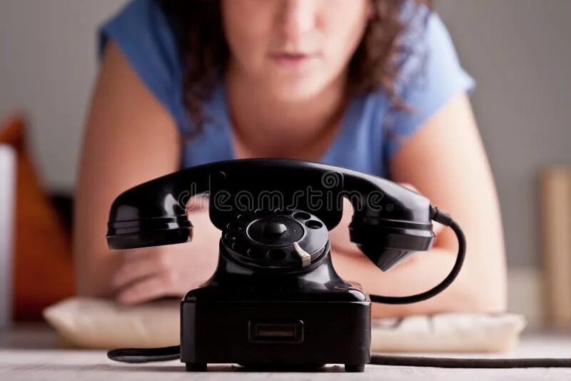 Парень говорит по телефону со спины. Девушка говорит. Расстроенная девушка с телефоном. Звонок по телефону. Парень с телефоном.