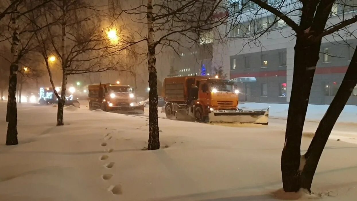 Снегопад в Копейске в апреле. Уборка снега в г. Каменка ПМР. Божьи коровки КАМАЗ Москва уборка снега. Снегопад в Выхино.